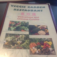 Foto tirada no(a) Veggie Garden Restaurant por Michelle G. em 5/10/2013