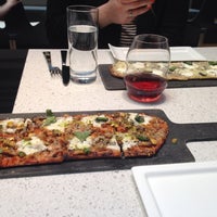 Foto diambil di Pizza Vinoteca oleh Justine H. pada 4/12/2014