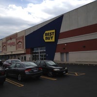 Photo taken at Best Buy by ESPEZY on 10/15/2012
