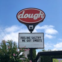 รูปภาพถ่ายที่ Dough โดย Kendall B. เมื่อ 6/17/2019