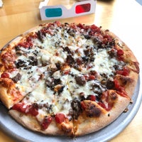 10/1/2018 tarihinde Kendall B.ziyaretçi tarafından Galactic Pizza'de çekilen fotoğraf