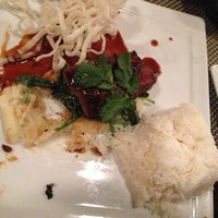 Das Foto wurde bei OM Modern Asian Kitchen &amp;amp; Sushi Bar von Joshua O. am 4/13/2013 aufgenommen