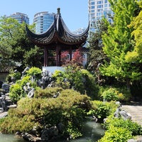 Foto diambil di Dr. Sun Yat-Sen Classical Chinese Garden oleh Amanda W. pada 5/25/2023