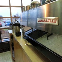 Foto tomada en Bon Bon&amp;#39;s Coffee Company  por Jeff el 11/27/2012