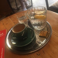 Foto tirada no(a) Bettys Coffee Roaster por Orhan em 5/23/2022