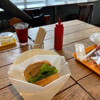 Photo taken at Freshness Burger by ししゃも on 10/9/2022