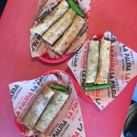 Foto tirada no(a) Burritos La Palma por F em 8/15/2018