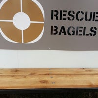 3/1/2013 tarihinde Phil D.ziyaretçi tarafından Rescue Bagels'de çekilen fotoğraf