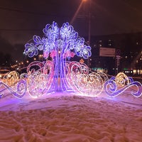 Photo taken at Сквер у м. Автозаводская by Марина М. on 12/17/2016