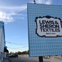 รูปภาพถ่ายที่ Lewis and Sheron Textiles โดย Jennifer Kjellgren ~. เมื่อ 2/22/2013