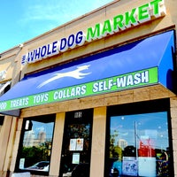 Foto tirada no(a) The Whole Dog Market por Jennifer Kjellgren ~. em 2/14/2013
