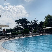 Photo taken at Swissôtel Swimming Pool by Duaa🧚🏾 on 8/30/2023