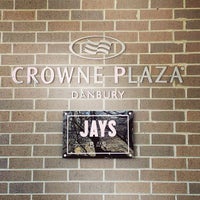 รูปภาพถ่ายที่ Crowne Plaza Danbury โดย Rick O. เมื่อ 3/23/2013