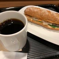 Photo taken at Caffè Veloce by 安寿 須. on 10/27/2019