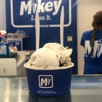 รูปภาพถ่ายที่ Mikey Likes It Ice Cream โดย Lu Y. เมื่อ 6/15/2019