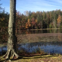 Das Foto wurde bei Bays Mountain Park von CorrieAnn am 10/13/2012 aufgenommen