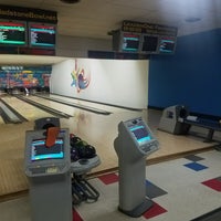 Photo taken at Gladstone Bowl by Kevin C. on 8/8/2017