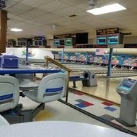 Photo taken at Gladstone Bowl by Kevin C. on 7/8/2017