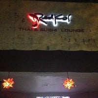 Foto tomada en Red Koi Thai &amp;amp; Sushi Lounge  por Angie F. el 4/11/2013