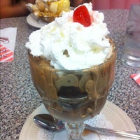 Foto tomada en Sugar Bowl Ice Cream Parlor Restaurant  por Ryan L. el 9/30/2012