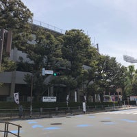 Photo taken at Meiji Jingu Secondary Stadium by Ｍatsu⚾️ on 4/13/2022