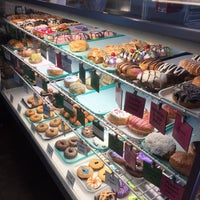 10/14/2017 tarihinde Cherie W.ziyaretçi tarafından Julie Darling Donuts'de çekilen fotoğraf