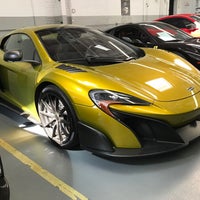 Foto scattata a McLaren Auto Gallery Beverly Hills da Leandro N. il 6/17/2017