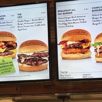 Foto scattata a BurgerFi da Michelle G. il 8/23/2017