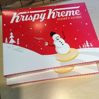 Foto tirada no(a) Krispy Kreme por Michelle G. em 12/1/2016