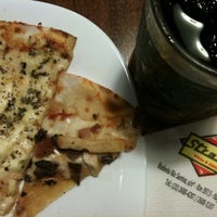 Photo taken at Strada Pizza &amp;amp; Grill by Kinho on 6/21/2012