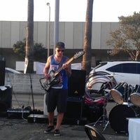 Photo taken at North Hollywood Friday Food Trucks (aka NoHo Dine Out Friday Nights) by Scott M. on 8/18/2012