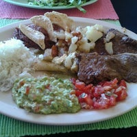 รูปภาพถ่ายที่ Totopos Restaurante Mexicano โดย Mario M. เมื่อ 1/21/2012