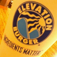 9/5/2012 tarihinde Charlie P.ziyaretçi tarafından Elevation Burger'de çekilen fotoğraf