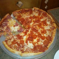 รูปภาพถ่ายที่ Ray&amp;#39;s Pizza โดย Sabrina เมื่อ 3/25/2012