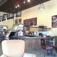 Foto scattata a Perk&amp;#39;s Coffee Shop &amp;amp; Cafe da Paul G. O. il 3/25/2011