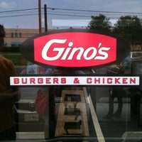 Foto tomada en Gino&amp;#39;s Burgers &amp;amp; Chicken  por Beth W. el 9/2/2011