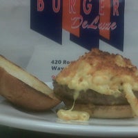 8/15/2012 tarihinde Zeki Y.ziyaretçi tarafından Burger Deluxe'de çekilen fotoğraf