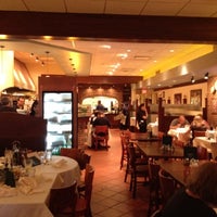 Foto diambil di Phil&#39;s Pizzeria &amp; Restaurant oleh Todd B. pada 8/26/2012