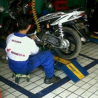 Photo taken at AHASS 7692 Mitra Motor by Djacky s. on 6/18/2011