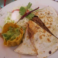 Foto diambil di La Parrilla Mexican Restaurant oleh Tiffany F. pada 8/20/2011