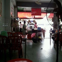 Photo taken at ดงมูลเหล็ก Pork Noodle สวนสยาม26 by Jongphiphatwonit J. on 4/4/2012