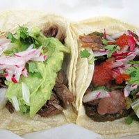 12/16/2011 tarihinde Tasting Tableziyaretçi tarafından Chupacabra Food Truck'de çekilen fotoğraf
