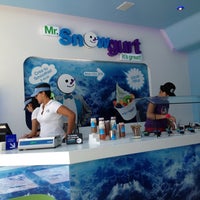 Foto tirada no(a) Mr. Snowgurt por Oscar Fernando M. em 6/17/2012