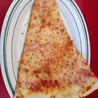 Das Foto wurde bei Village Pizzeria von Giraffe S. am 4/9/2012 aufgenommen