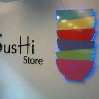 Foto diambil di Sushi Store oleh Juanjo R. pada 5/1/2012