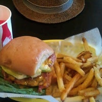 Foto scattata a Fatty&#39;s Burgers &amp; More da Zach M. il 6/23/2012