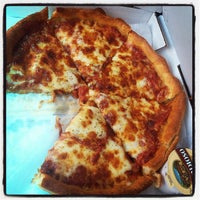 Foto tomada en Louie&amp;#39;s Pizza Company  por STLMixtapes el 8/8/2012