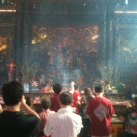Photo taken at Tua Peh Kong Temple 武吉知马大伯公宫 by Ken T. on 1/29/2012