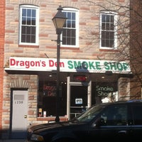 Foto tomada en Dragon&amp;#39;s Den Smoke Shop  por Carlo D. el 1/7/2012