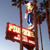 Foto diambil di Pioneer Hotel and Gambling Hall oleh Eric O. pada 4/22/2012